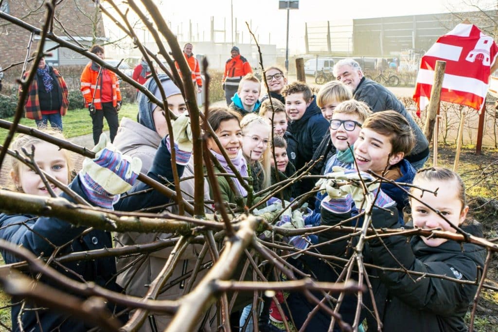 Kinderen houden takken vast.