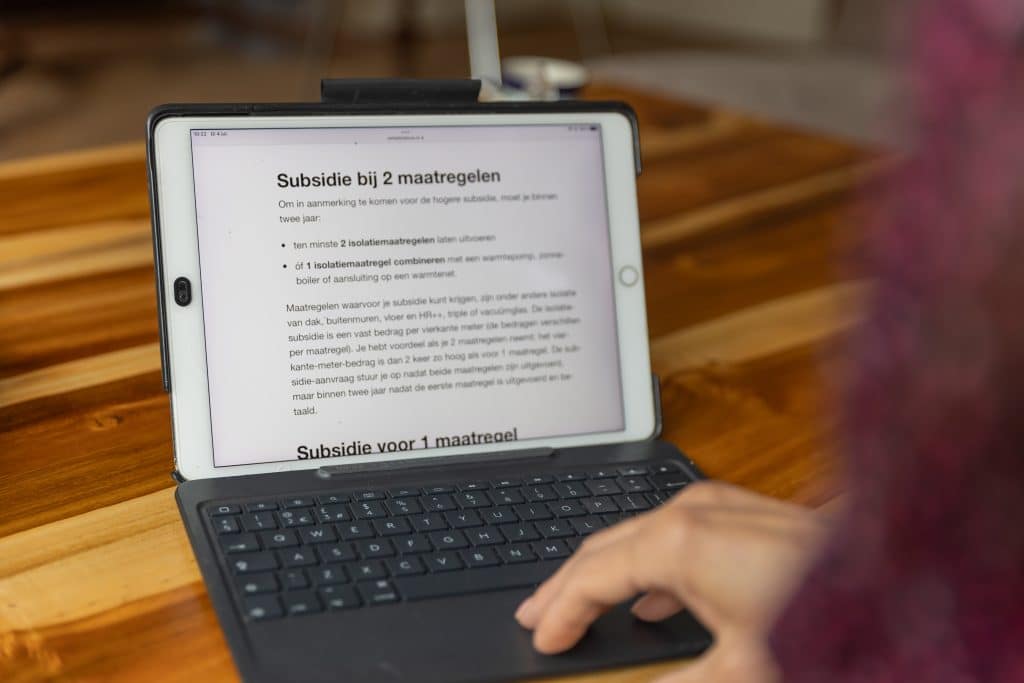 Opengeklapte laptop met tekst over subsidie