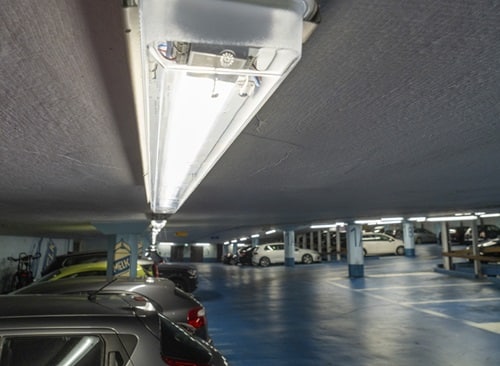 Foto in de Karpertongarage in Alkmaar met op de voorgrond een houder van een ledlamp. 