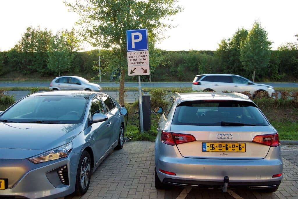 2 elektrische auto's aan een laadpaal. 
